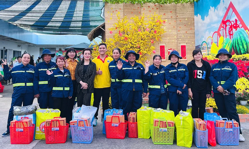 nu-cong-nhan-moi-truong-bat-ngo-duoc-moi-thuong-thuc-banh-tet-dua-hau-3.jpg