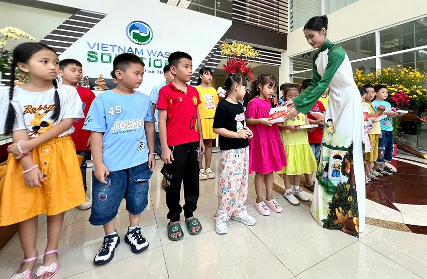 Hoa hậu Môi trường Thế giới Nguyễn Thanh Hà tặng quà và 400 bao lì xì cho con em và người lao động VWS.jpg
