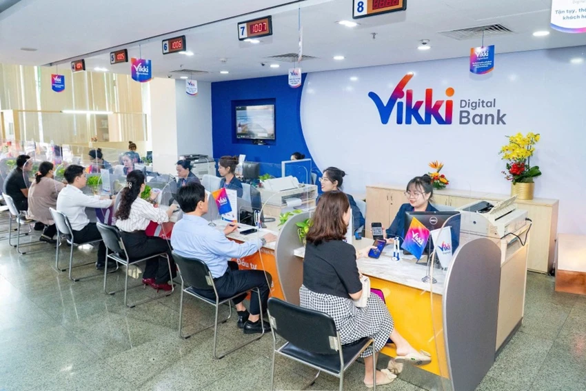 khach-hang-tap-nap-giao-dich-tai-cac-diem-kinh-doanh-ngan-hang-so-vikki-2.jpg