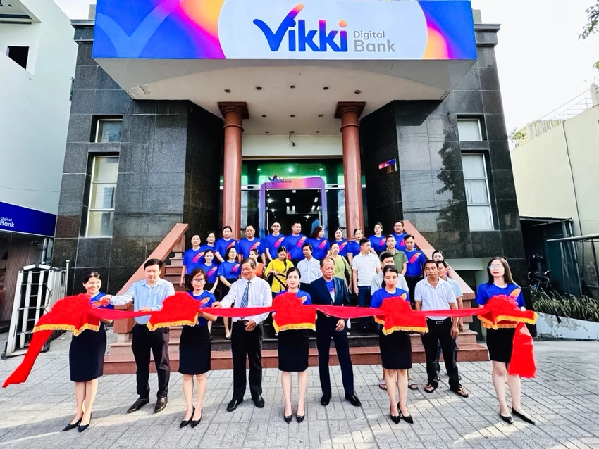 Khách hàng tấp nập giao dịch tại các điểm kinh doanh Ngân hàng Số Vikki.jpg