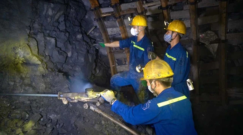 Năm 2024, công nhân ngành than thu nhập 300-700 triệu đồng.jpg