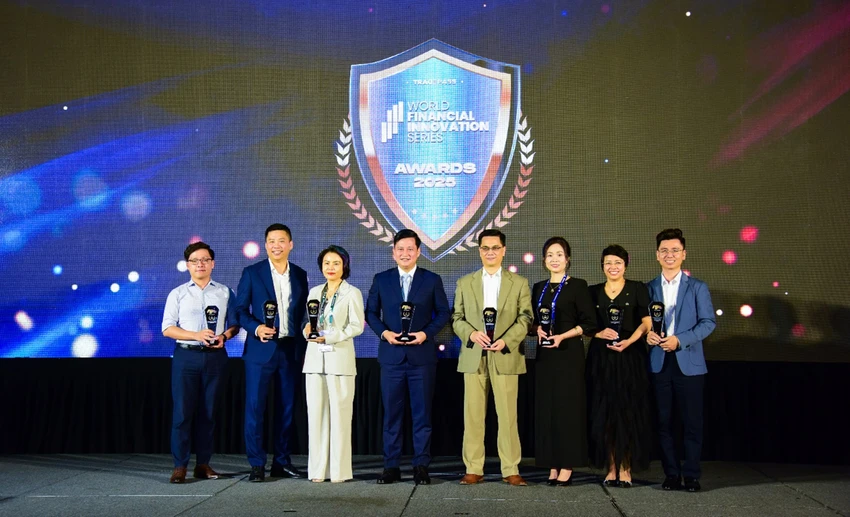 pho-tong-giam-doc-vietinbank-nhan-giai-thuong-nha-lanh-dao-it-cua-nam.jpg