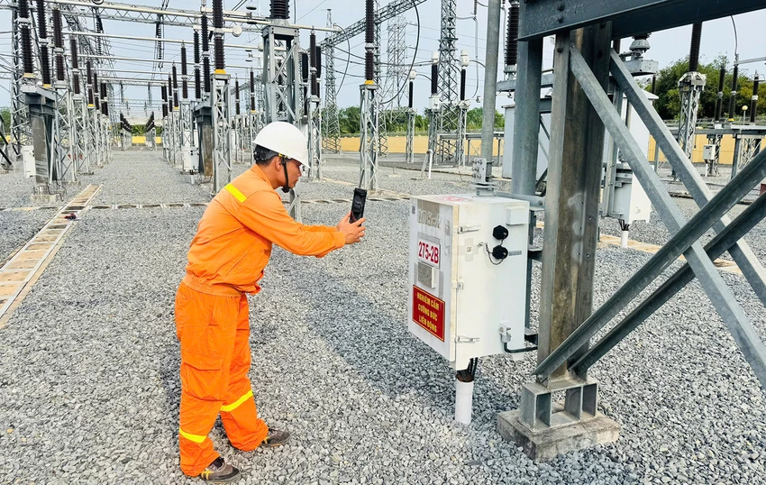 ‘Lính truyền tải’ canh nguồn sáng để ngày hội thống nhất non sông được trọn vẹn.jpg