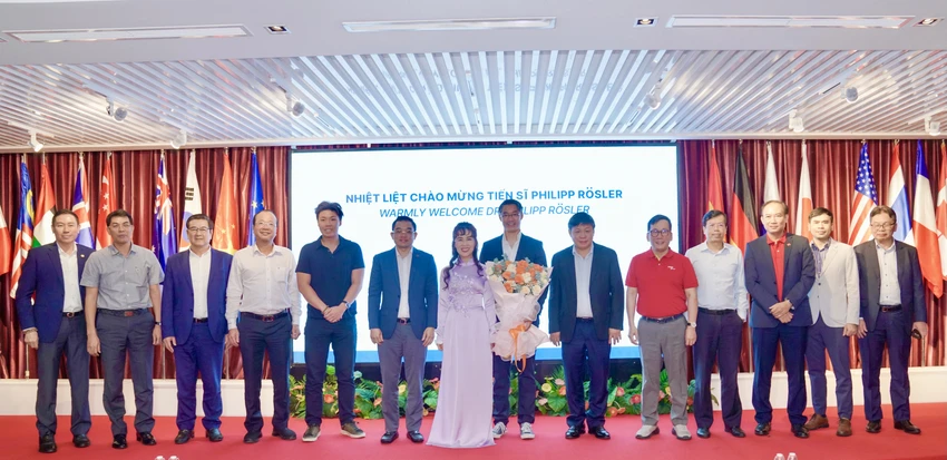 tien-si-philipp-rosler-nguyen-pho-thu-tuong-duc-gia-nhap-vietjet-2.jpg
