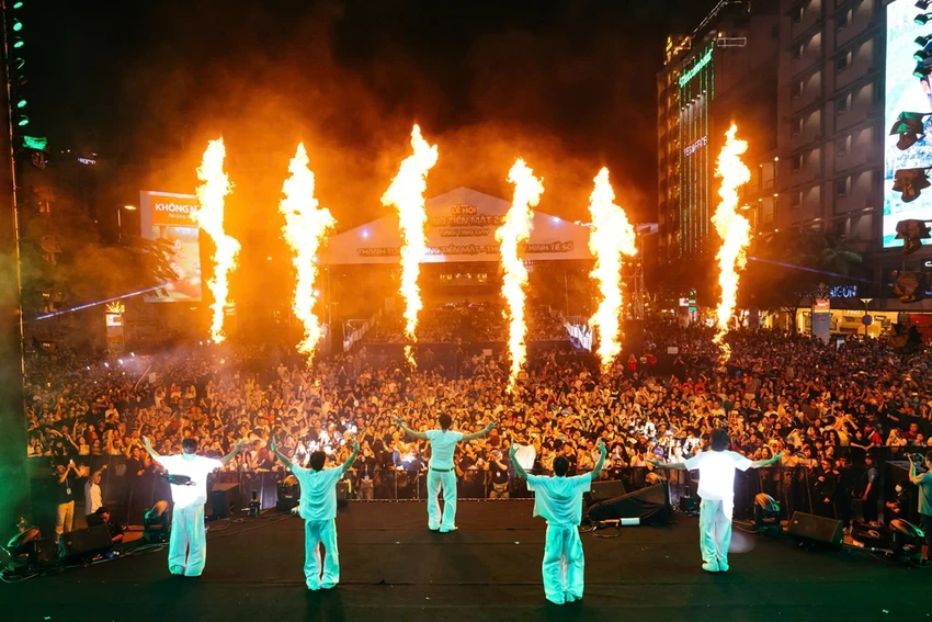 vpbank-e-concert-ngay-khong-tien-mat-2025-bung-no-am-nhac-thu-hut-hang-chuc-ngan-khan-gia-6.jpg