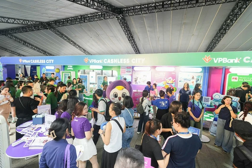 vpbank-e-concert-ngay-khong-tien-mat-2025-bung-no-am-nhac-thu-hut-hang-chuc-ngan-khan-gia-7.jpg