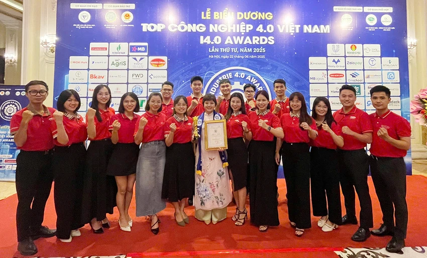 dai-ichi-life-viet-nam-nhan-giai-thuong-top-dn-co-san-pham-so-thong-minh-va-giai-phap-cong-nghe-cong-nghiep-4-0-2.JPG