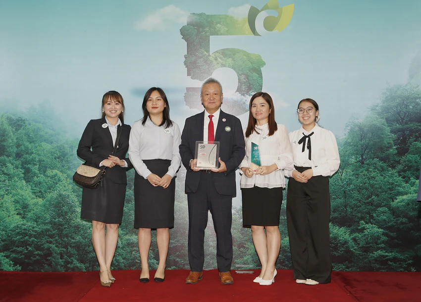 acecook-viet-nam-duoc-vinh-danh-top-50-doanh-nghiep-phat-trien-ben-vung-tieu-bieu-2025.JPG