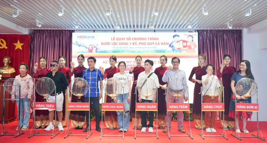 hdbank-trao-thuong-1-ky-vang-sjc-cho-nu-khach-hang-tai-tp-hcm-2.jpg