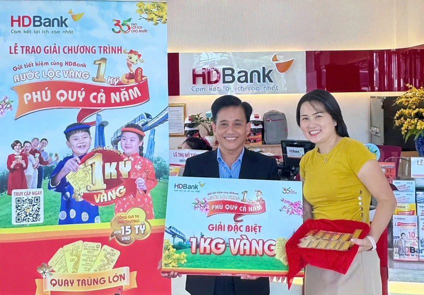 HDBank trao thưởng 1 ký vàng SJC cho nữ khách hàng tại TP.HCM.jpg