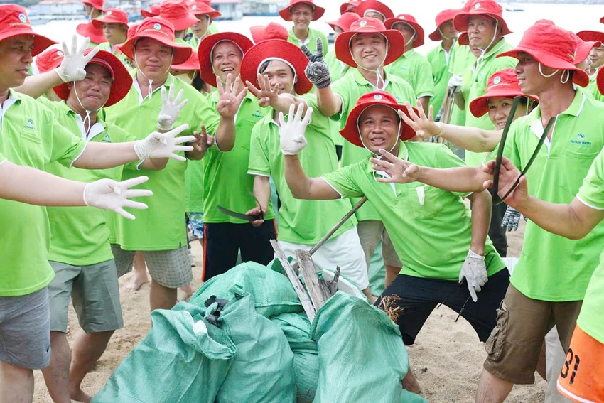 vws-dua-400-gia-dinh-nhan-vien-den-vinh-hy-du-lich-lam-sach-bo-bien-3.jpg