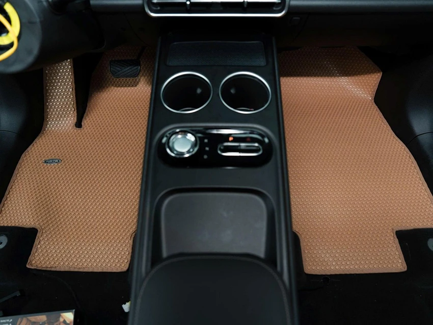 xe-viet-tham-viet-su-ket-hop-hoan-hao-cho-hanh-trinh-xanh-cung-vinfast-limo-green-2.jpg