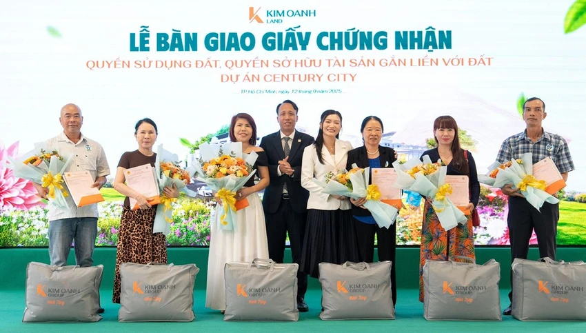 Kim Oanh Land bàn giao Sổ hồng đợt 1 cho cư dân hai dự án Century City và Legacy Central.jpg