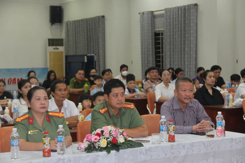 le-ky-ket-chuong-trinh-cung-em-vung-buoc-tuong-lai-chung-tay-cham-lo-hau-phuong-chien-si-3.JPG