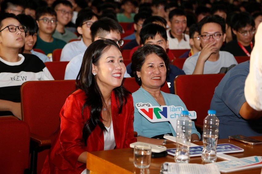 gan-4000-sinh-vien-da-tham-gia-unitour-a-i-thuc-chien-dai-hoc-bach-khoa-bung-no-dang-ky-3.JPG
