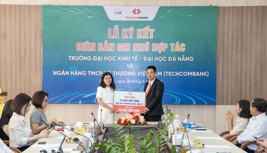 techcombank-hop-tac-chien-luoc-voi-truong-due-phat-trien-nguon-nhan-luc-cho-trung-tam-tai-chinh-quoc-te-2.jpg