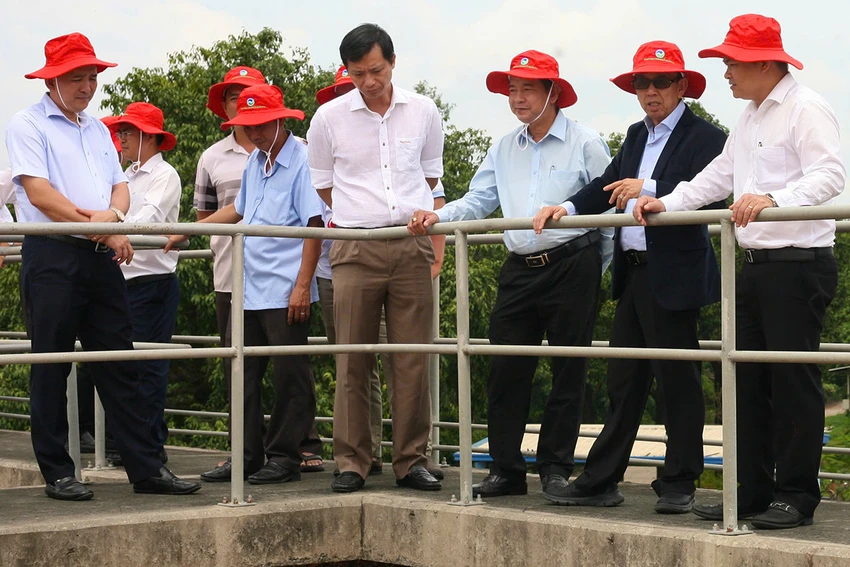 lanh-dao-xa-hung-long-tham-va-chuc-mung-cong-ty-vws-nhan-ngay-doanh-nhan-viet-nam-2.jpg