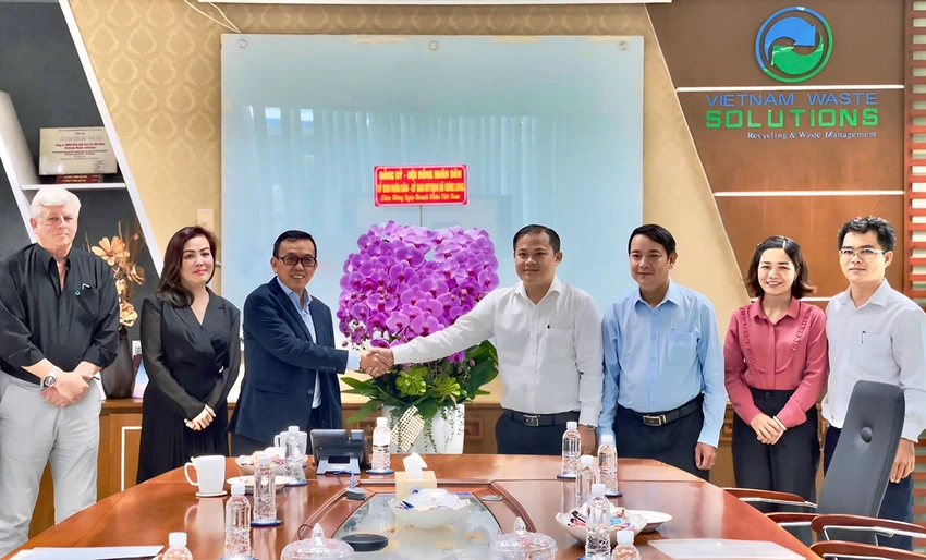 lanh-dao-xa-hung-long-tham-va-chuc-mung-cong-ty-vws-nhan-ngay-doanh-nhan-viet-nam-3.jpg