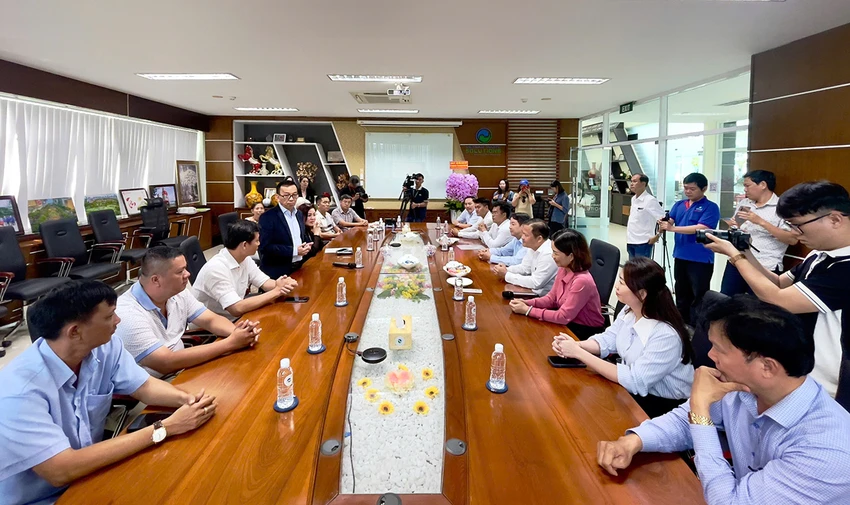 Lãnh đạo xã Hưng Long thăm và chúc mừng Công ty VWS nhân Ngày Doanh nhân Việt Nam.jpg