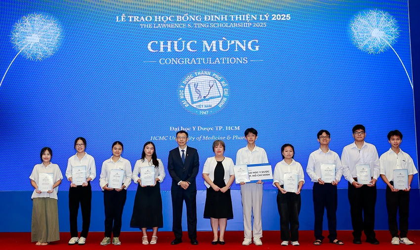 phu-my-hung-va-quy-dinh-thien-ly-trao-tang-hoc-bong-gan-8-8-ty-dong-2.JPG