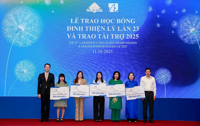 phu-my-hung-va-quy-dinh-thien-ly-trao-tang-hoc-bong-gan-8-8-ty-dong-3.JPG