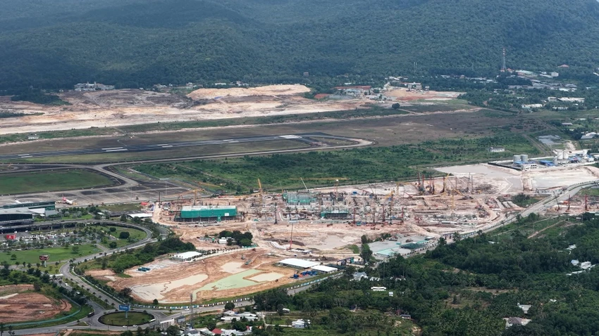 ngam-san-bay-phu-quoc-moi-nha-ga-thanh-hinh-duong-bang-so-2-san-sang-2026.jpg