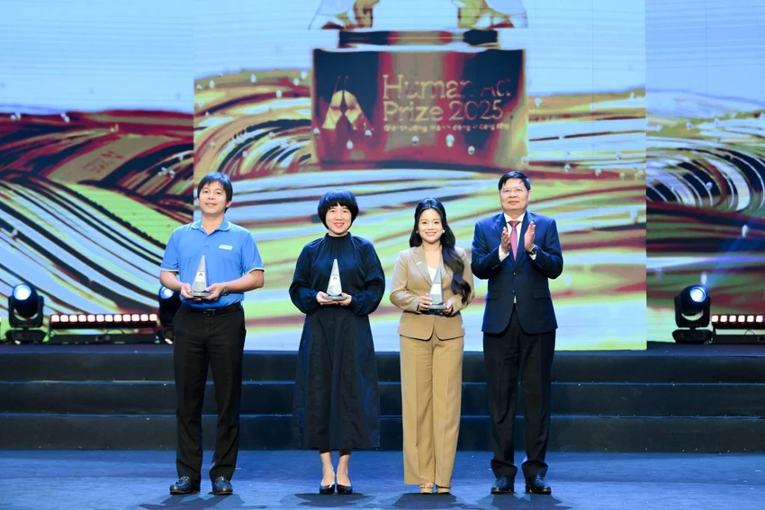 Bà Nguyễn Hồng Nhung – Giám đốc Truyền Thông Tập đoàn GELEX (thứ 2 từ phải sang) nhận giải thưởng “Dự án Kịp thời” tại Human Act Prize 2025