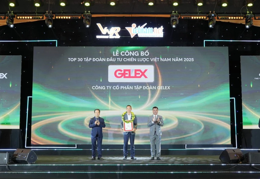 Ông Nguyễn Hoàng Long – Phó Tổng Giám đốc Tập đoàn nhận cúp vinh danh và chứng nhận tại sự kiện công bố Top30 Alpha diễn ra chiều 28/10