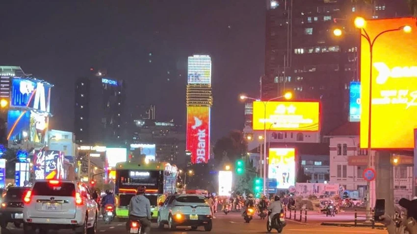 saigon-marina-ifc-ruc-ro-dem-phao-hoa-voi-cong-nghe-anh-sang-hang-dau-the-gioi-4.JPG