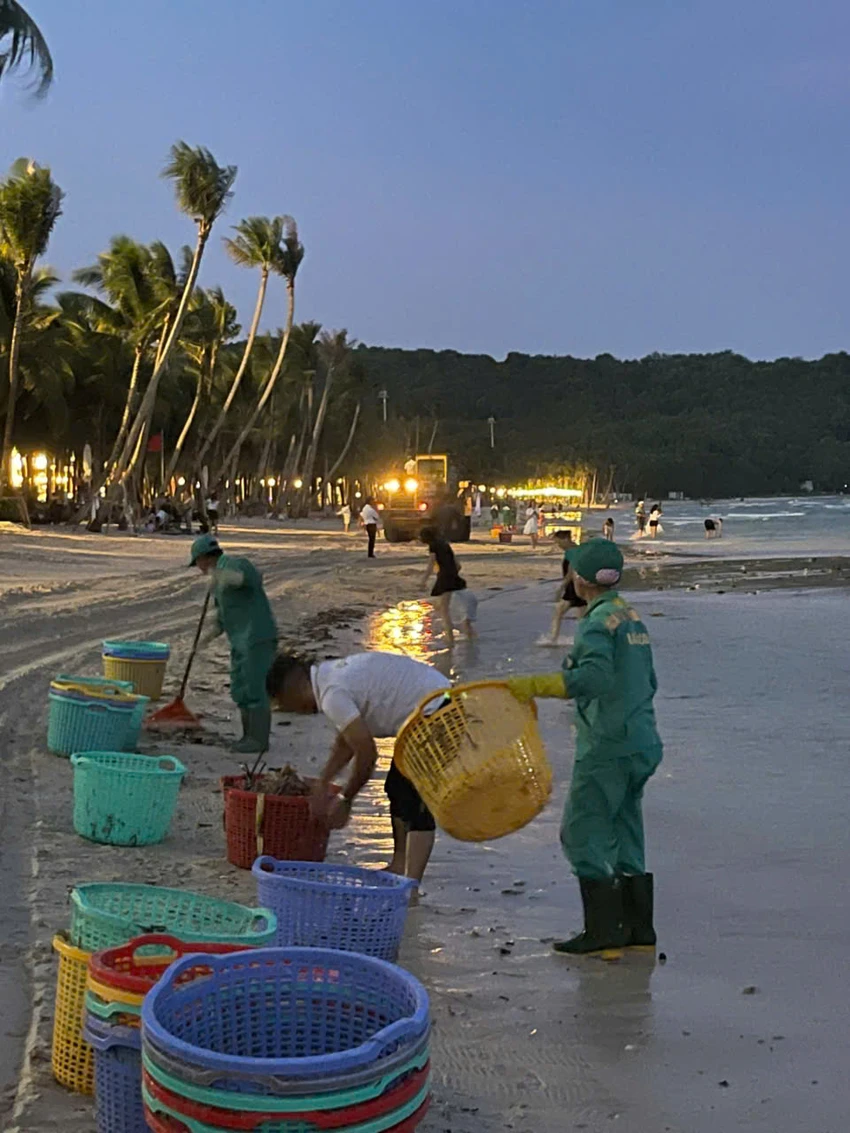 hinh-anh-dep-hang-tram-nguoi-dan-va-du-khach-cung-lam-sach-bai-bien-phu-quoc-mua-gio-chuong-5.jpg
