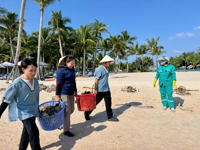 hinh-anh-dep-hang-tram-nguoi-dan-va-du-khach-cung-lam-sach-bai-bien-phu-quoc-mua-gio-chuong.jpg