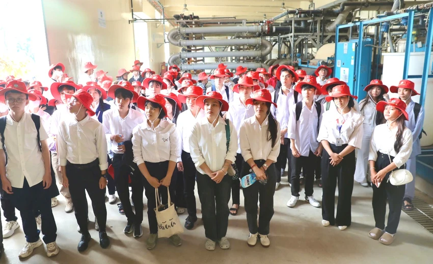 gan-100-tan-thu-khoa-tham-quan-cong-nghe-xu-ly-chat-thai-hien-dai-o-da-phuoc-2.jpg