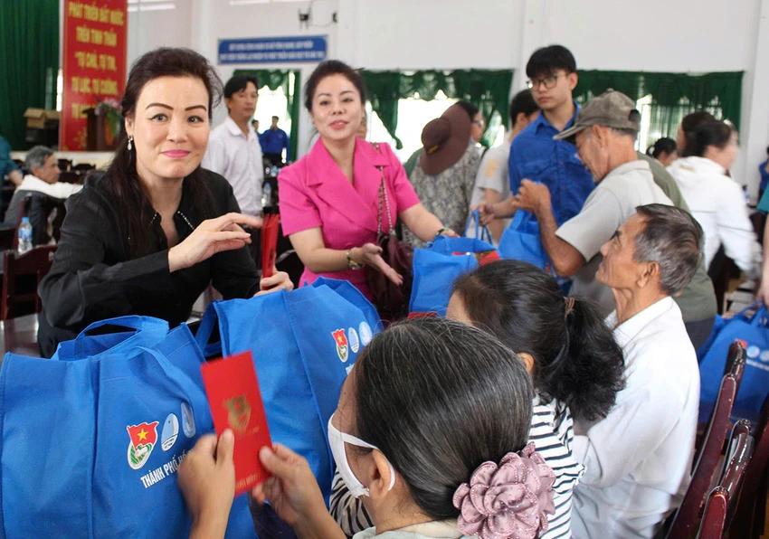 vws-trao-tang-qua-tet-cho-gia-dinh-chinh-sach-o-vinh-long-2.jpg