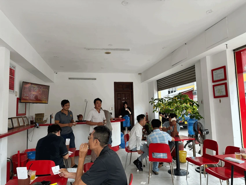 nhon-nhip-mua-tet-tai-cac-diem-ban-ve-so-vietlott.jpg