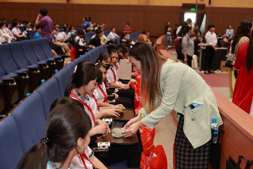 xuan-yeu-thuong-am-long-nu-cuoi-cua-hang-ngan-em-nho-truoc-them-tet-nguyen-dan-2.jpg