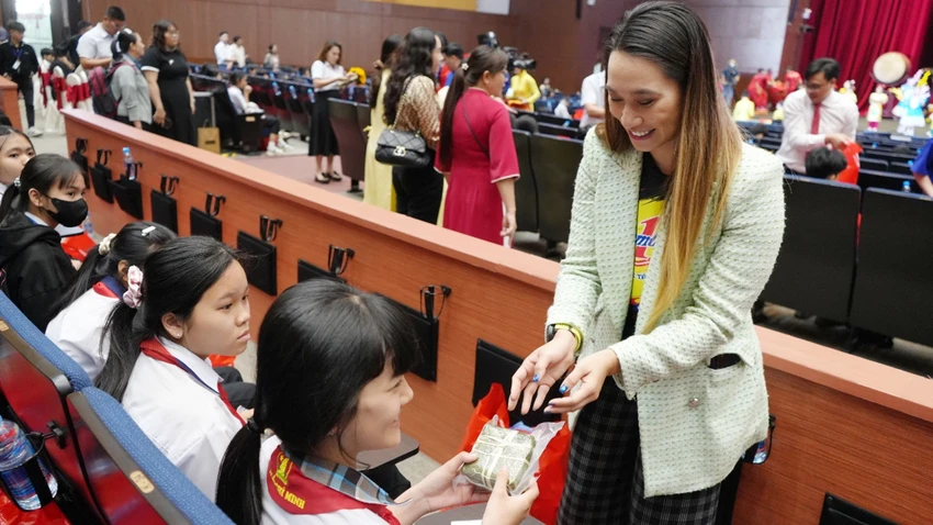 xuan-yeu-thuong-am-long-nu-cuoi-cua-hang-ngan-em-nho-truoc-them-tet-nguyen-dan-3.jpg