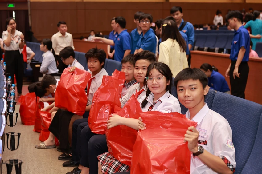 xuan-yeu-thuong-am-long-nu-cuoi-cua-hang-ngan-em-nho-truoc-them-tet-nguyen-dan-5.jpg