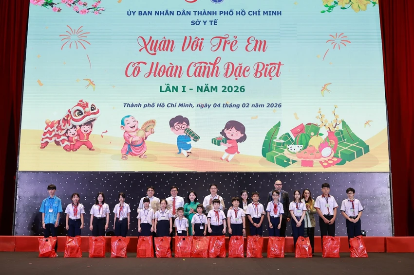 xuan-yeu-thuong-am-long-nu-cuoi-cua-hang-ngan-em-nho-truoc-them-tet-nguyen-dan.jpg