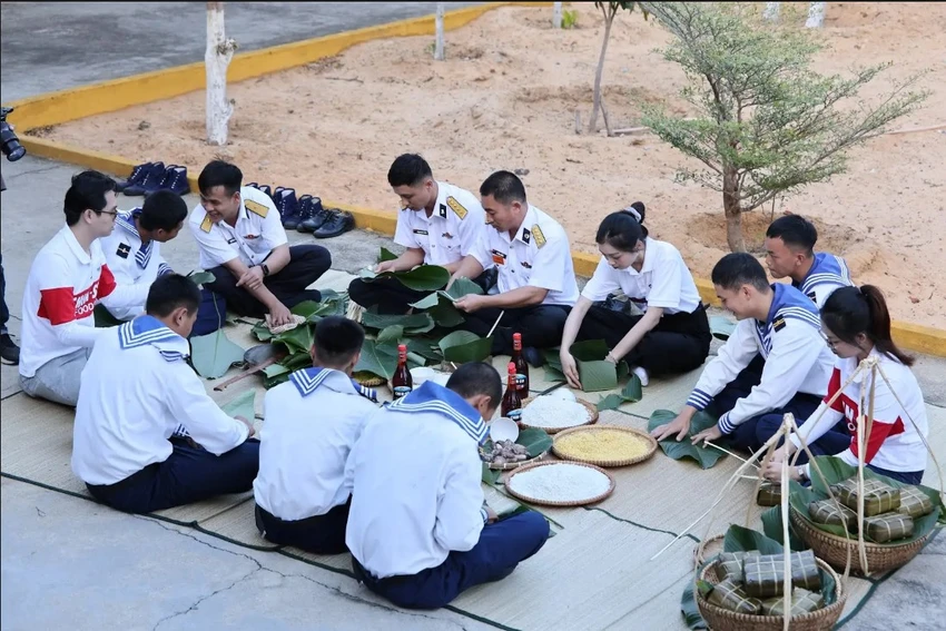 tet-ve-tren-bien-dong-tron-ven-am-ap-tinh-quan-dan.jpg