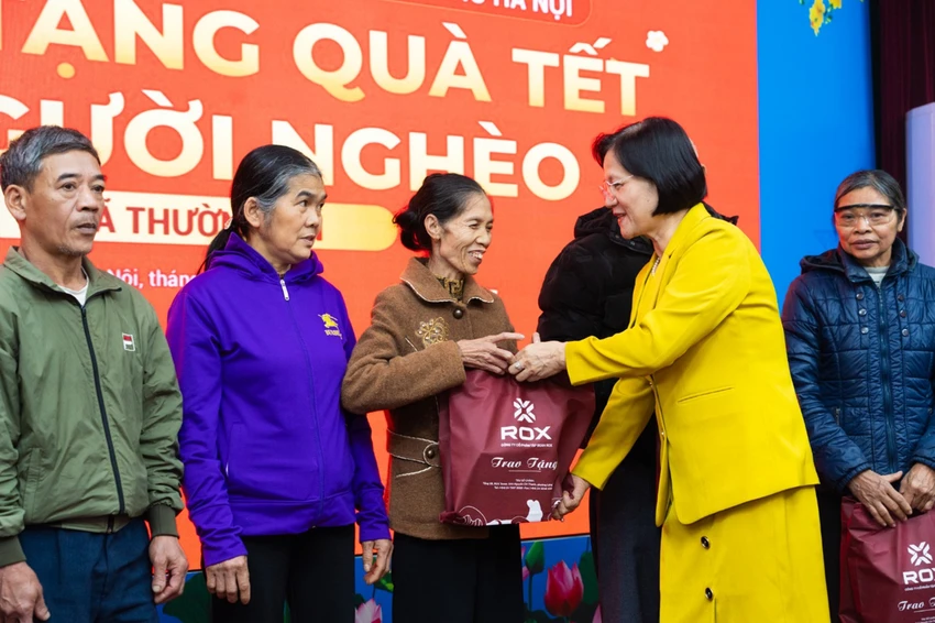 rox-share-mang-tet-am-den-hon-2-300-ho-gia-dinh-kho-khan-2.jpg