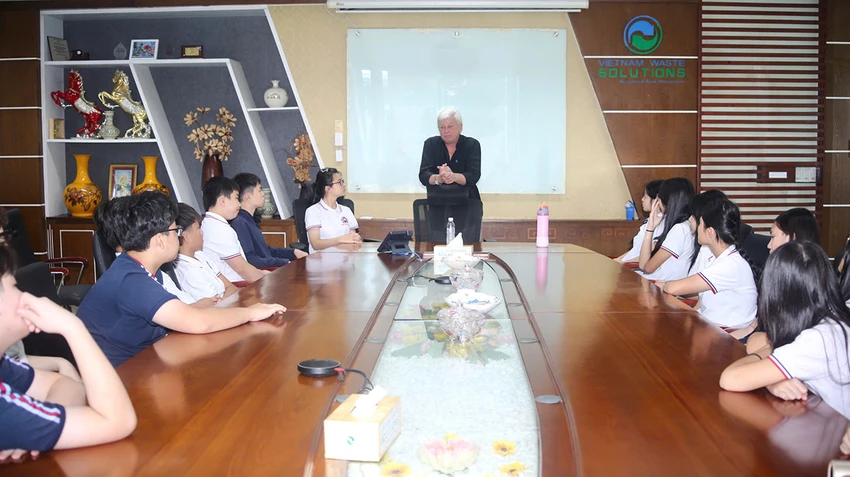 hoc-sinh-truong-quoc-te-bac-my-trai-nghiem-quy-trinh-xu-ly-rac-hien-dai-tai-da-phuoc.jpg