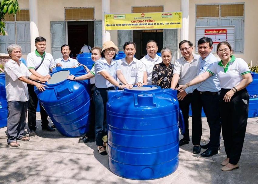 fe-credit-tiep-suc-nguoi-dan-dbscl-ung-pho-han-man.jpg