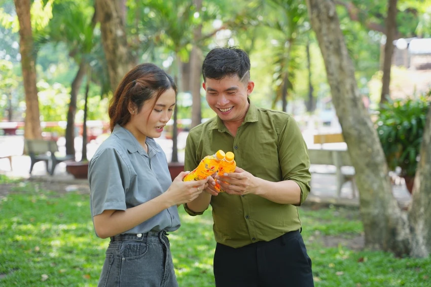 chuyen-la-giua-troi-nang-nhieu-nguoi-dung-lai-chi-de-xe-nhan-chai-nuoc.jpg