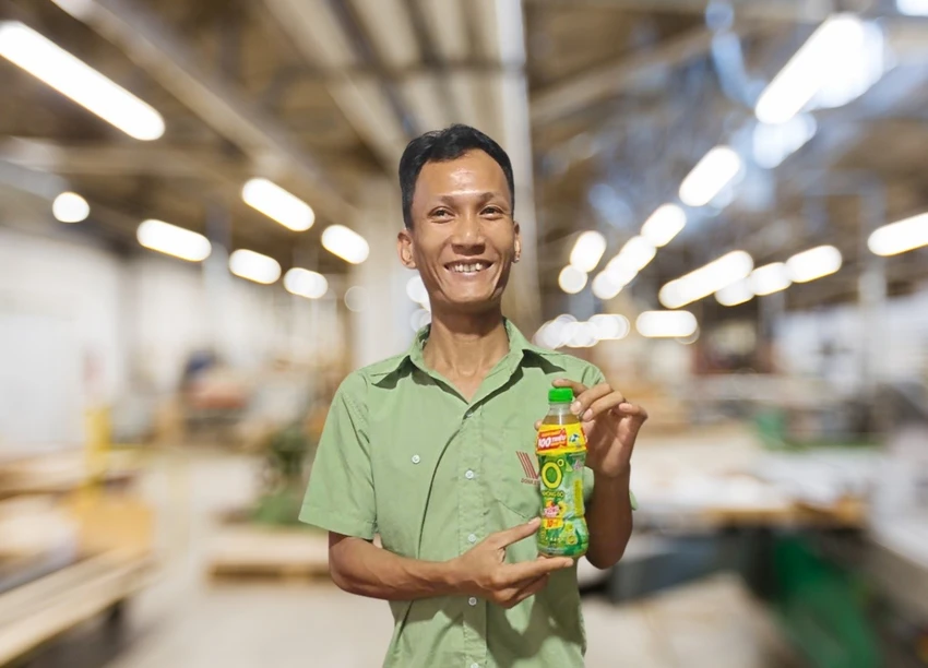 Anh Nguyễn Xuân Trung, công nhân tại Đồng Nai là một trong những khách hàng may mắn trúng Giải thưởng 100 triệu đồng nhờ uống Trà Xanh Không Độ trong hè 2025. khong-ai-biet-truoc-khong-ai-co-the-can-thiep-dieu-gi-dung-sau-hon-500-000-ma-trung-thuong-mua-he-nay-5.jpg