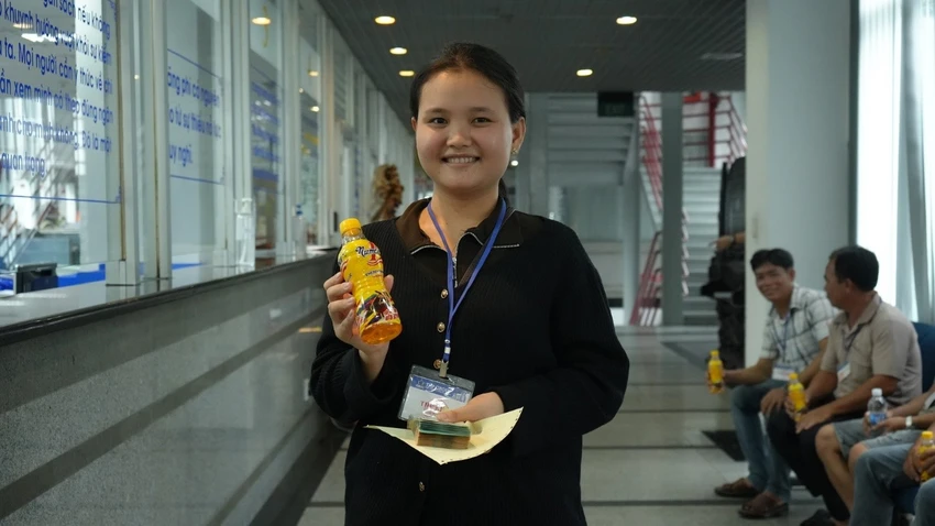 dieu-gi-khien-nhieu-nguoi-hao-hung-voi-thao-tac-xe-nhan-nhap-ma-sau-khi-uong-chai-nuoc-6.jpg