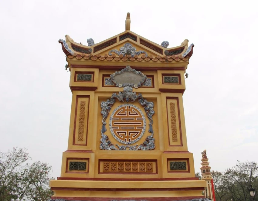 Chỉnh sửa hoa văn bia Quốc học Huế theo nguyên bản ảnh 3 hoa văn sau khi trùng tu