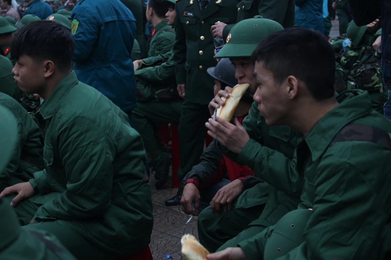 Lưu luyến tiễn người yêu nhập ngũ trong lễ Tình nhân ảnh 3 Lưu luyến tiễn người yêu nhập ngũ trong lễ Tình nhân ảnh 3