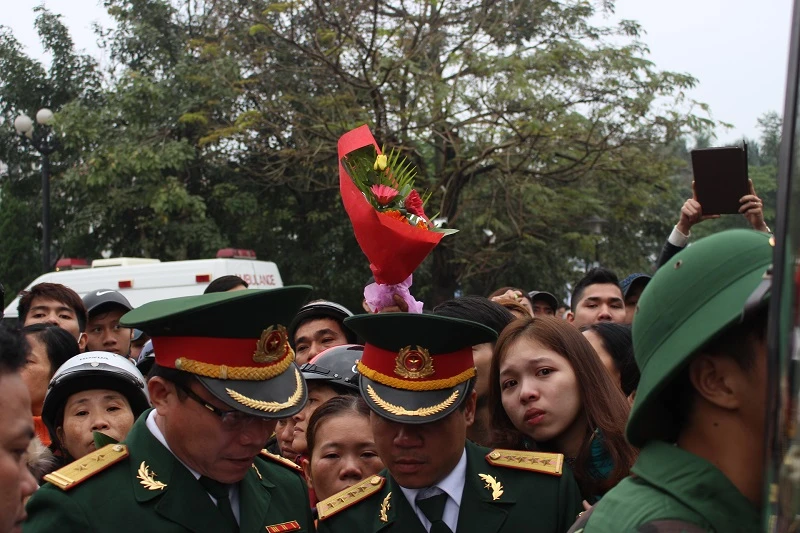 Lưu luyến tiễn người yêu nhập ngũ trong lễ Tình nhân ảnh 12 Lưu luyến tiễn người yêu nhập ngũ trong lễ Tình nhân ảnh 12