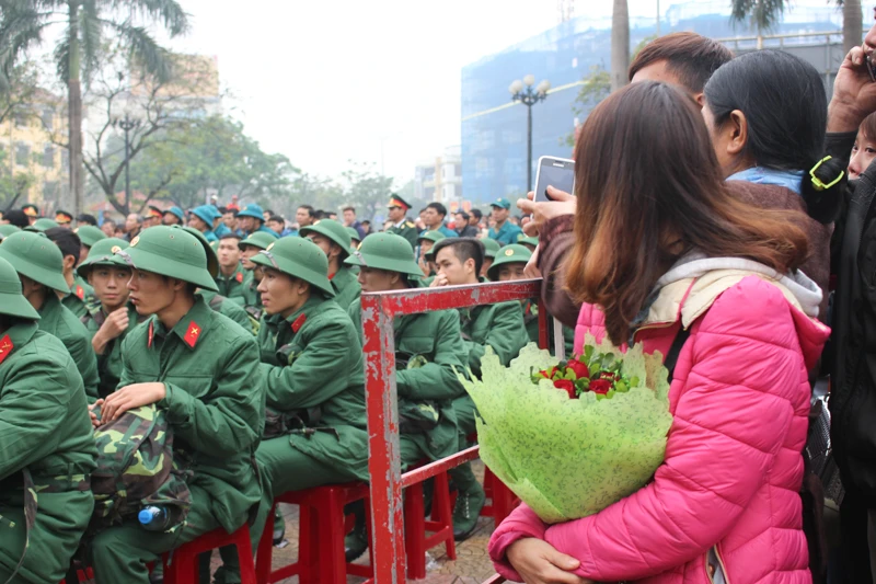 Lưu luyến tiễn người yêu nhập ngũ trong lễ Tình nhân ảnh 13 Lưu luyến tiễn người yêu nhập ngũ trong lễ Tình nhân ảnh 13