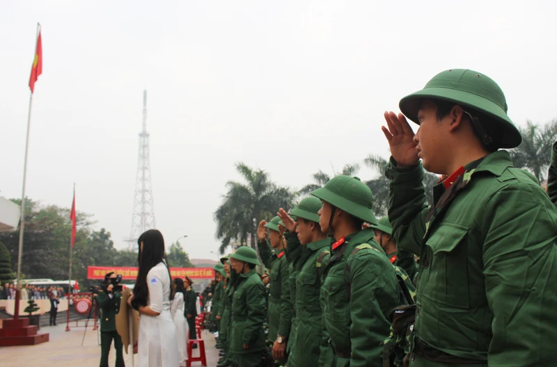Lưu luyến tiễn người yêu nhập ngũ trong lễ Tình nhân ảnh 6 Lưu luyến tiễn người yêu nhập ngũ trong lễ Tình nhân ảnh 6